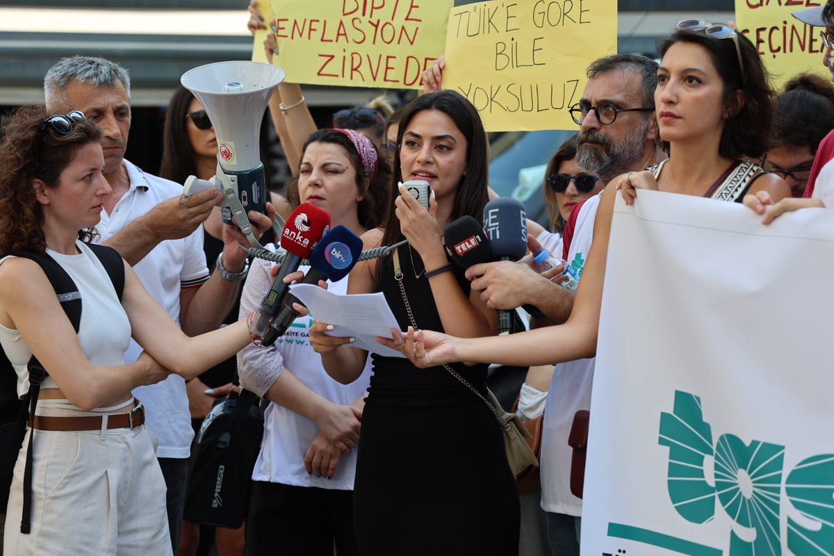TGS_org_tr's tweet photo. GE-Çİ-NE-Mİ-YO-RUZ! 

Bugün İzmir'de basın emekçilerinin çığlığı ortaktı. 
Türkiye Gazeteciler Sendikası İzmir Şubesi'nin çağrısıyla bir araya gelen İzmirli gazeteciler hep bir ağızdan patronlarına seslendi: #DoluHaberBoşCüzdanlaYapılmaz https://t.co/ZSG71qFT79