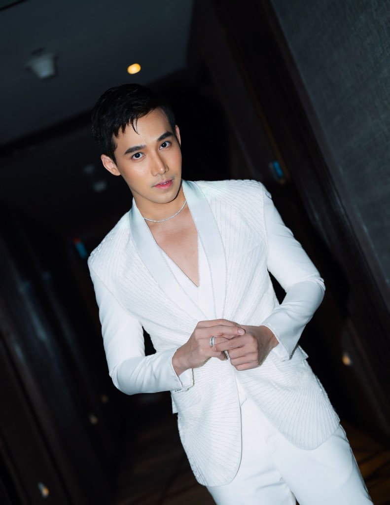 Ken Chan (@akosikenchan) on Twitter photo all white, done right ✨ #GMAGala2024
Designer: <a href="/raus1983/">Blinded</a>
Stylist: @ivorjullian
Grooming: @marqedsalon
Jewelry: <a href="/mayetdelarosa/">mayetdelarosa</a>
Photo: @ahmedkingsicat
<a href="/gmanetwork/">GMA Network</a>
<a href="/Sparkle_GMA/">Sparkle GMA Artist Center</a> all white, done right ✨ #GMAGala2024
Designer: <a href="/raus1983/">Blinded</a>
Stylist: @ivorjullian
Grooming: @marqedsalon
Jewelry: <a href="/mayetdelarosa/">mayetdelarosa</a>
Photo: @ahmedkingsicat
<a href="/gmanetwork/">GMA Network</a>
<a href="/Sparkle_GMA/">Sparkle GMA Artist Center</a>