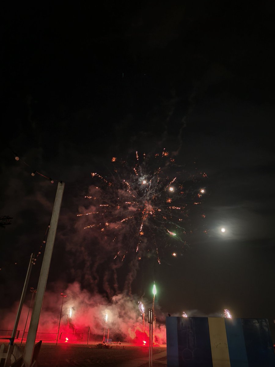 Ple de Riure (@plederiure) on Twitter photo El #PledeRiure2024 va tancar emocionant a tot el públic de la platja d'Ocata.
Primer amb "De tu a tu", de <a href="/Colectiu_Mur/">Col·lectiu Mur</a>, un espectacle 100% inclusiu, on artistes amb diverses capacitats practiquen acrobàcies i malabars.
I finalment amb un piromusical que va fer de cloenda. El #PledeRiure2024 va tancar emocionant a tot el públic de la platja d'Ocata.
Primer amb "De tu a tu", de <a href="/Colectiu_Mur/">Col·lectiu Mur</a>, un espectacle 100% inclusiu, on artistes amb diverses capacitats practiquen acrobàcies i malabars.
I finalment amb un piromusical que va fer de cloenda.