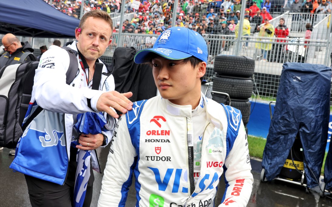 Krembuszewski_K's tweet photo. 🗣️🎙 - Yuki Tsunoda🇯🇵 o Robercie Kubicy🇵🇱 :

"Robert Kubica ma opinię bardzo bardzo szybkiego kierowcy. Zwłaszcza z czasów sprzed wypadku. To niesamowite, że gdy wrócił prowadził bolid w zasadzie jedną ręką."

"Chciałbym kiedyś osiągnąć tyle co on."

ℹ️ WeszłoTV

#ViaF1 #F1PL https://t.co/8foWMSNFjB