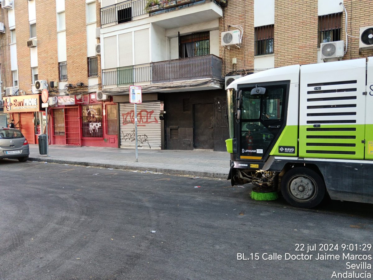 DtoMacarena's tweet photo. Desde el @DtoMacarena seguimos trabajando de manera constante y muy pendientes del estado de nuestras calles. 

El trabajo de @LipasamSevilla es indispensable para conseguir el objetivo marcado para nuestros barrios. https://t.co/8NvDvOnssB