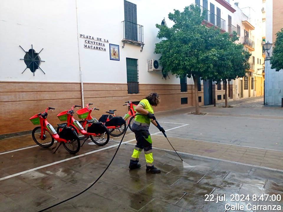 DtoMacarena's tweet photo. Desde el @DtoMacarena seguimos trabajando de manera constante y muy pendientes del estado de nuestras calles. 

El trabajo de @LipasamSevilla es indispensable para conseguir el objetivo marcado para nuestros barrios. https://t.co/8NvDvOnssB