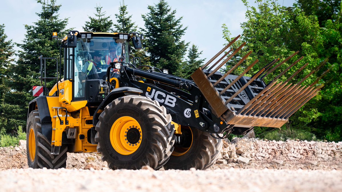 JCBagriculture's tweet photo. Dressed to impress. The #JCB 457S wheeled loading shovel working in Staffordshire. Discover more: https://t.co/8hBxcYMGEY. #WheelLoaderWednesday https://t.co/Tw6YXfRVAp