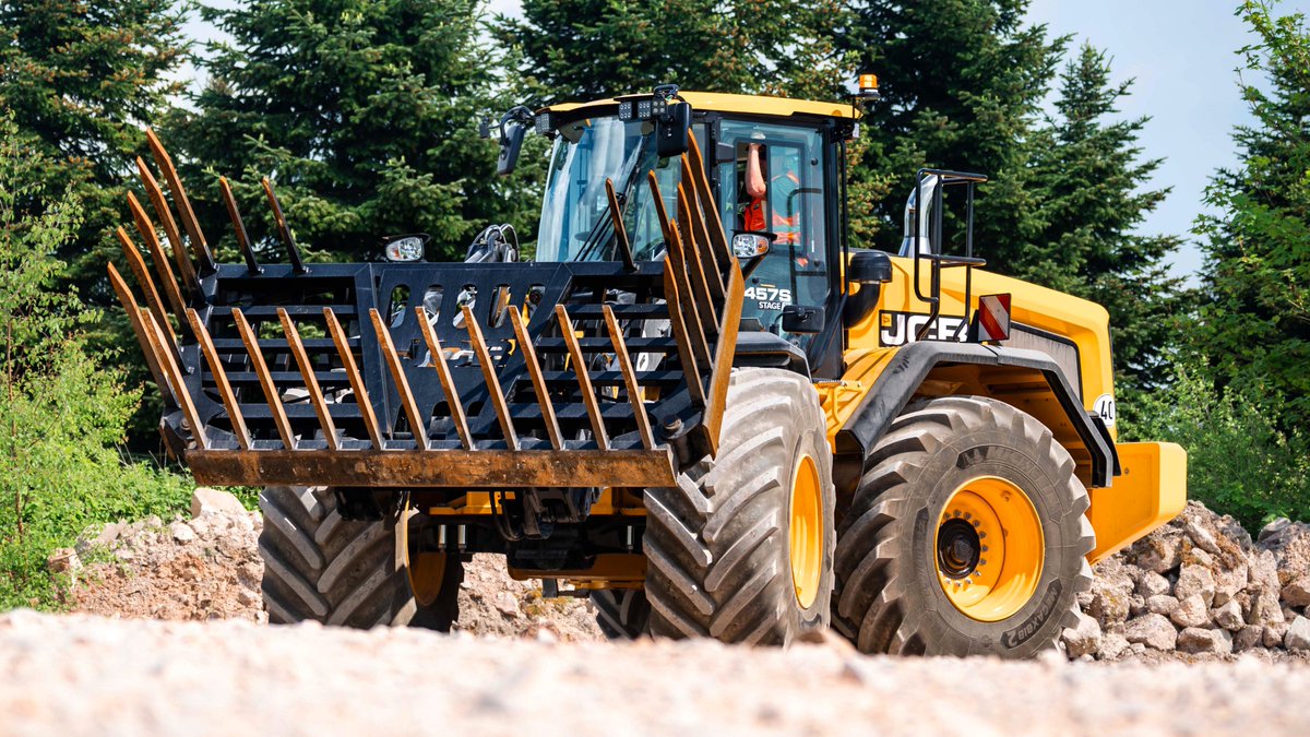 JCBagriculture's tweet photo. Dressed to impress. The #JCB 457S wheeled loading shovel working in Staffordshire. Discover more: https://t.co/8hBxcYMGEY. #WheelLoaderWednesday https://t.co/Tw6YXfRVAp