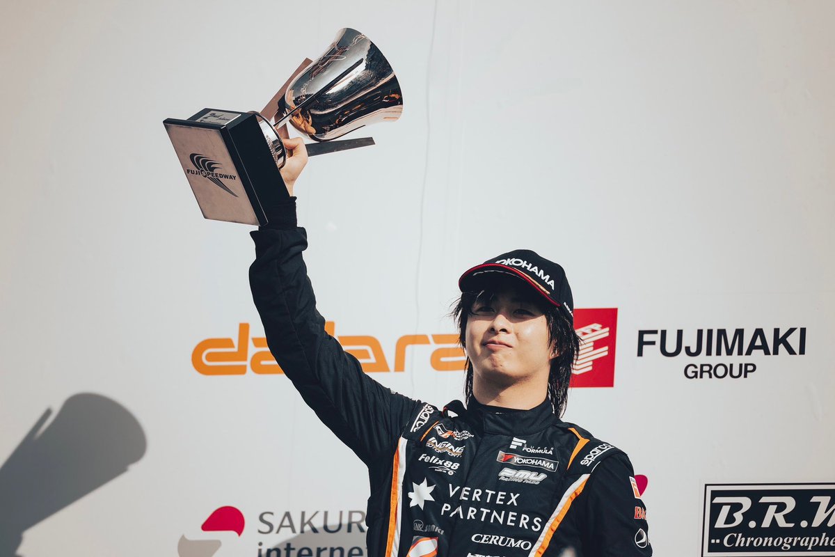Oyu_Toshiki0804's tweet photo. 第1回瑶子女王杯 
全日本スーパーフォーミュラ選手権 

Podium 🏆

悔しさも残るけど、まずここまで這い上がって来れたことが何より嬉しい😎
レース内容も満点💯で、現状これ以上無いレースでした！

予選も決勝もトップ争い出来たことが大きな一歩です👣

応援してくれた皆様ありがとうございました！

そして、今回運営や各方面に相談していたレースが終わった後のアフターパーティー。
まずは第1回目ということで企画が走り始めたばかりのところですが、チケットも完売し多くの方がレースが終わってからも楽しんで帰った様子も見れて、今回このような動きがスーパーフォーミュラで始まったことに充実感と喜びに感無量でした。
本当に今回のスーパーフォーミュラのレースは良いイベントでした！
もっと多くの人に来て欲しいと思ったし、今以上のコンテンツに国内のレースをしていかなくてはいけないとまた新たに身が引き締まった。そんなレースウィークだったなと思います。

結果もそうですが、それを見てくれる人がいなきゃ始まらない！
これからもレース盛り上げられるように僕自身も1ドライバーです���やれることは頑張っていこうと思います👊

#大湯とwin 
#sformula