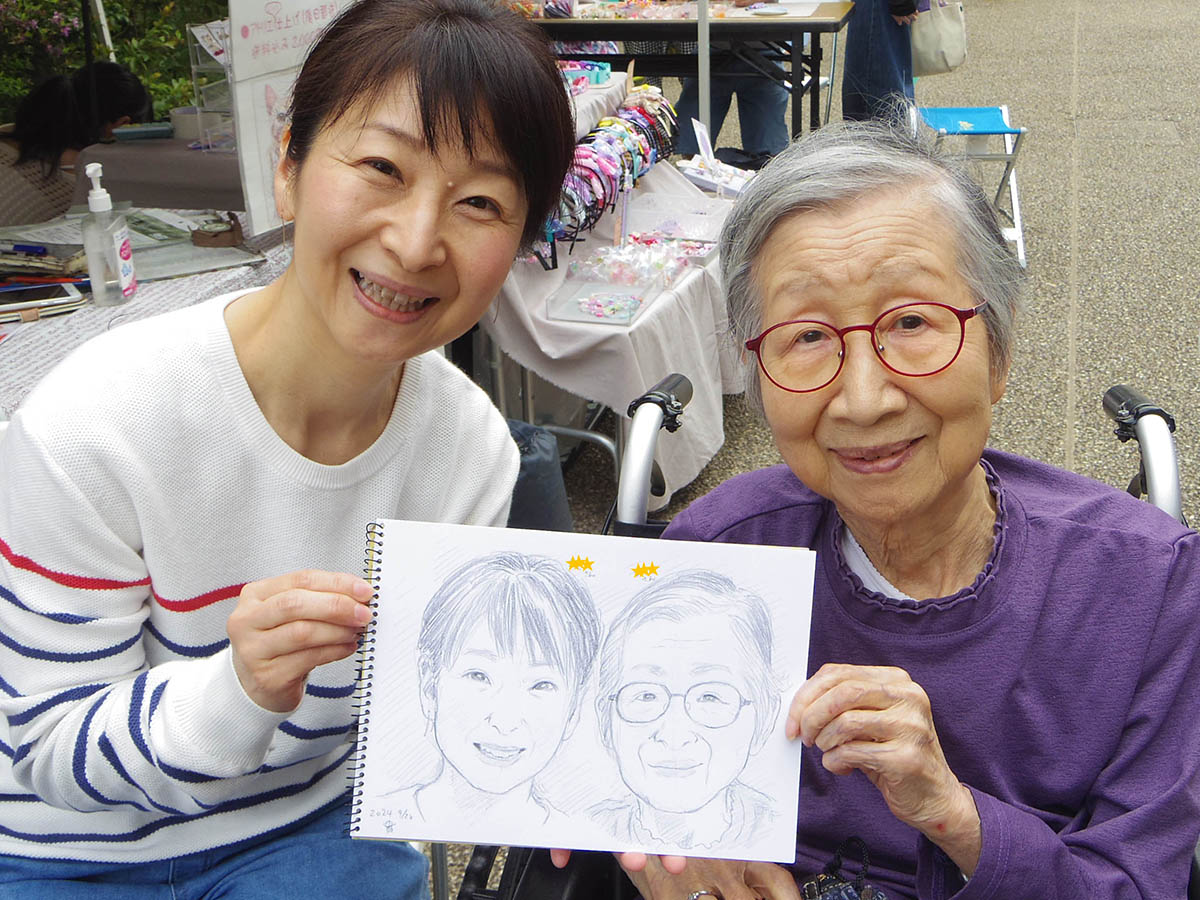 4月20日の「コトニアガーデン新川崎 春のまちフェスタ」でお描きした似顔絵を、お客様に許可いただき掲載✍️😊
娘さんとお母様のお二人で来てくださいました♪
仲良し親子で本当に素敵なお二人でした✨
お話できて楽しかった～😊
#似顔絵 #鉛筆画 #アナログ絵 #手描き 