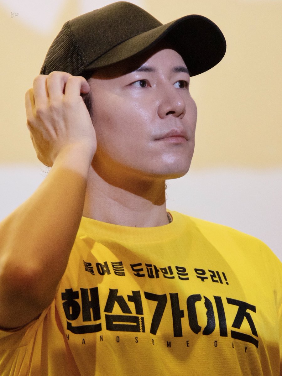 2024.07.21 🐐✨
영화 핸섬가이즈 CGV 용산아이파크몰 🎥
흥행감사 무대인사🍿

#이규형 배우님

청순하게 머리 넘기기✨