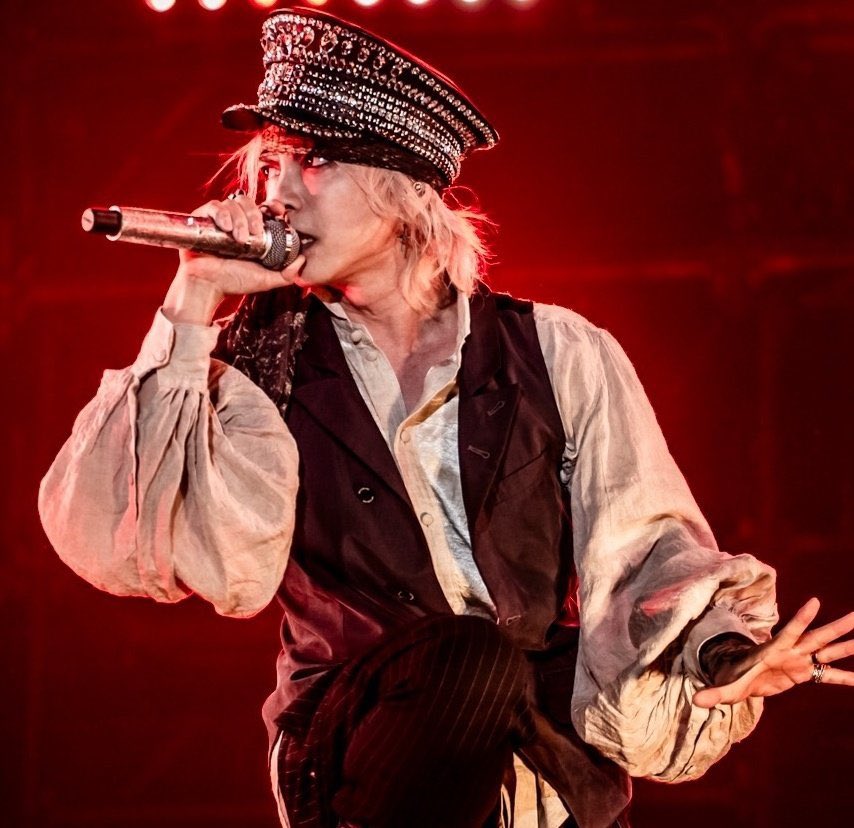 ←16年前のHyde             →16年後のHyde

16年経ってもかっこよさと雰囲気が変わらないのがすごい