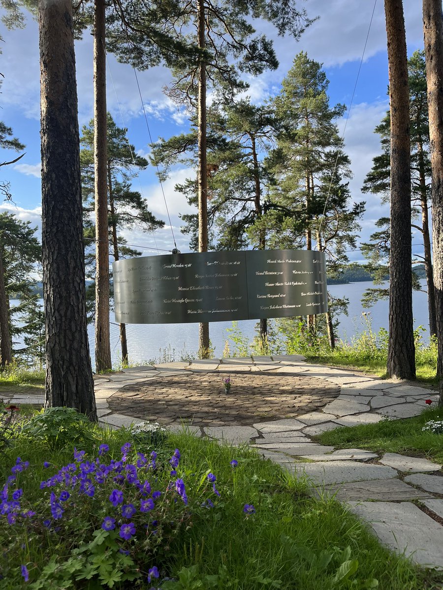 21. juli var en av de fineste sommerdagene i mitt liv. Sola stekte mens vi dansa på konsert, bada, spiste slush og diskuterte politikk til langt på natt. 22. juli våknet vi til regn. Da kvelden kom, var 69 av våre drept av en høyreekstrem terrorist. Aldri tie, aldri glemme.