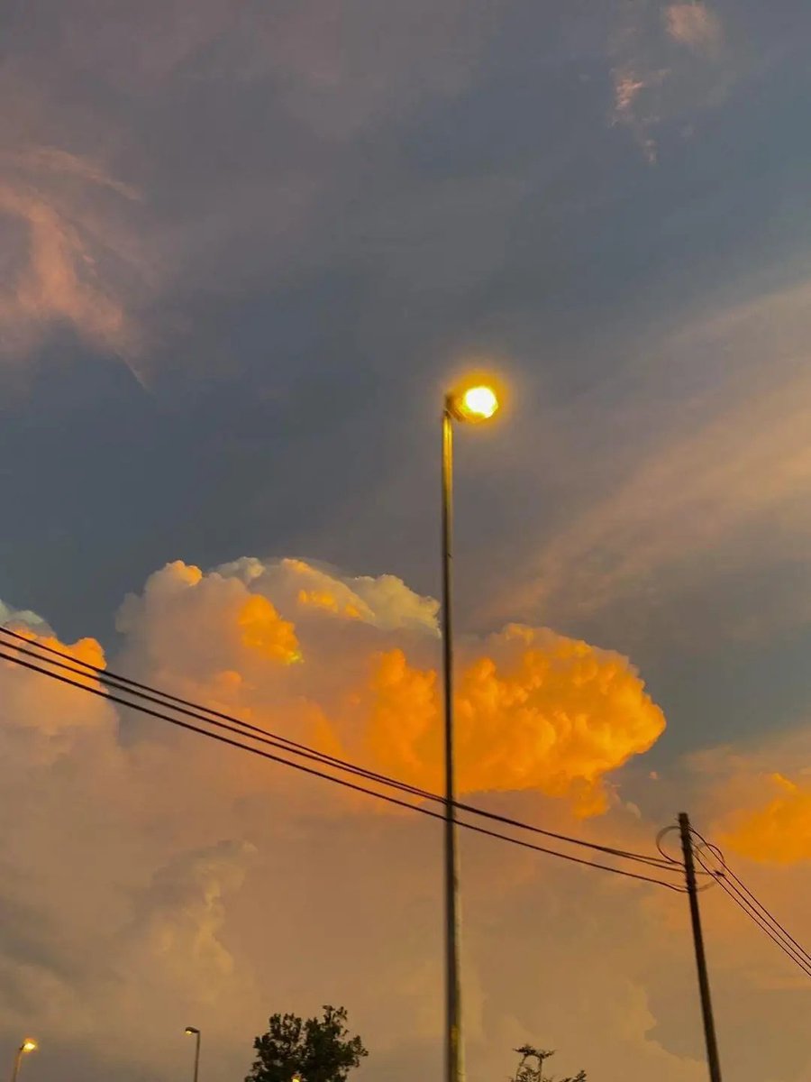 iAyubalvi's tweet photo. Chasing clouds instead of worries . https://t.co/si0DPSInkM