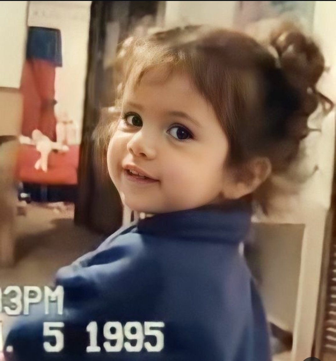 RossyRevival's tweet photo. Happy birthday to my favorite human being, my only true love, my dear sunshine, mi flaquita!!! Feliz cumpleaños flaca 👑 @selenagomez https://t.co/4fSMHwxc09