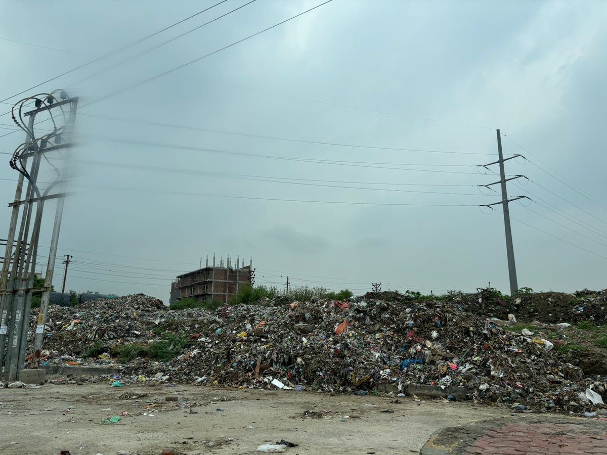 JyotiBh22825118's tweet image. Large heap of garbage is accumulating behind Bhutani Alphathum Noida (Near Sector 137). Please get it removed @noida_authority @CeoNoida @myogiadityanath