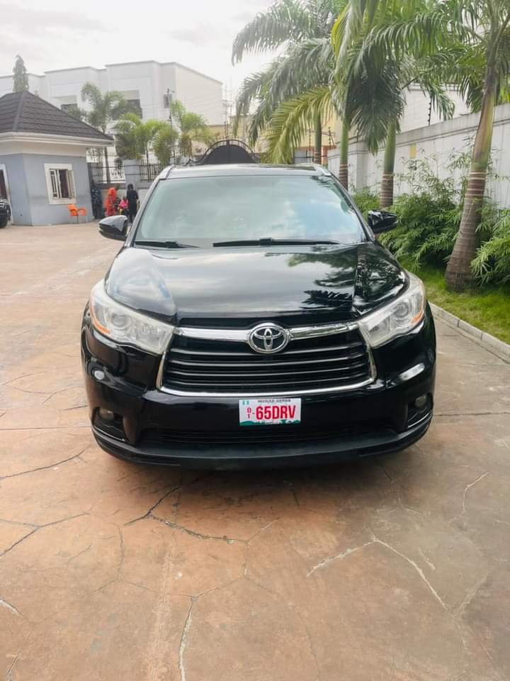 JackmayV's tweet photo. Hon. Kelechi Nwogu @honkelechinwogu, the House of Rep Member, representing Etche/Omuma Federal Constituency empowers constituents.

Barr. Godpower Duke receives a brand new car.

This is highly Commendable. https://t.co/zstzPlgP23