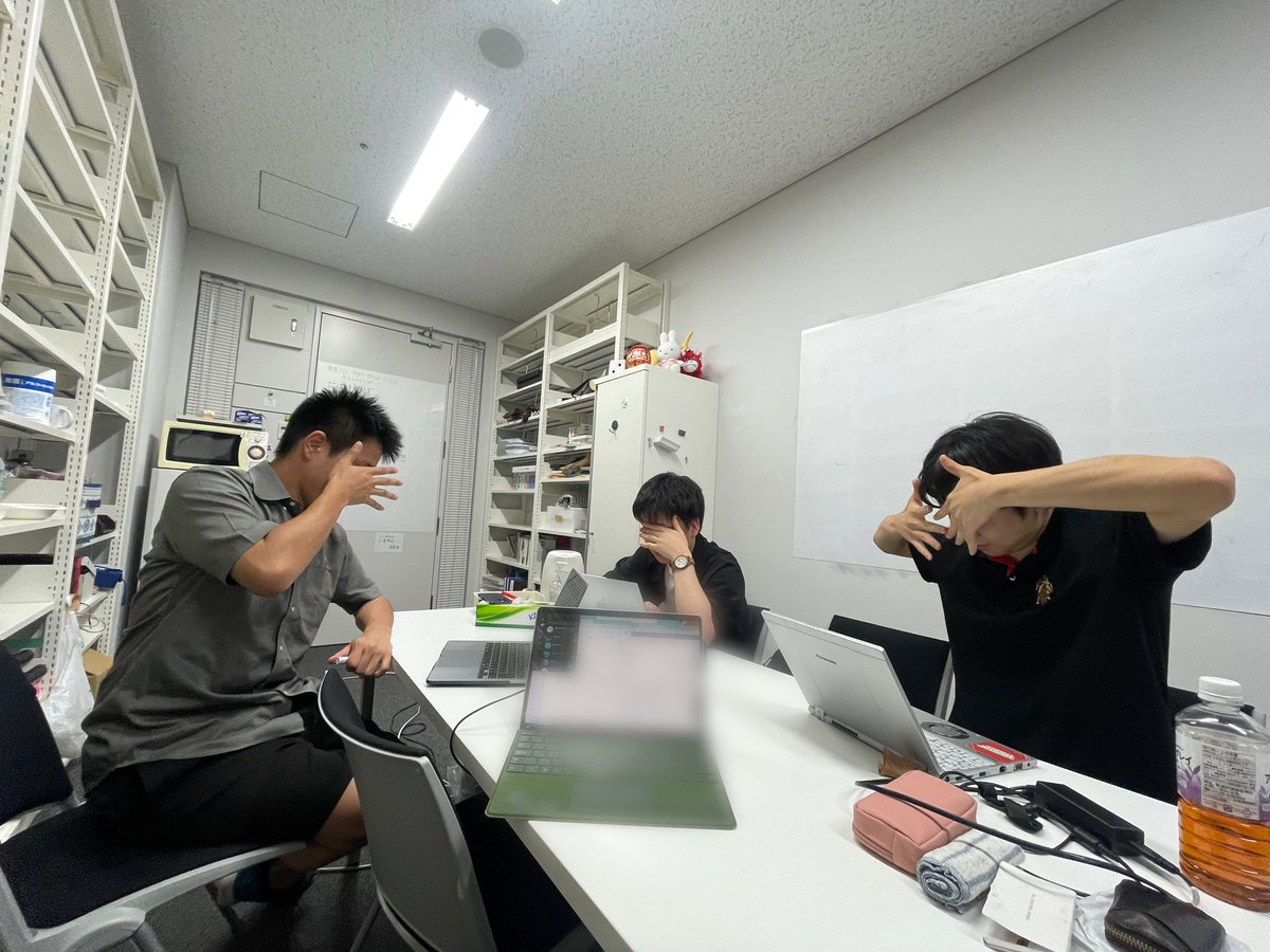 やっほ〜〜！
月曜ゼミの後に有志で解散している【論文輪読会】の様子をお届けするよ✨

安達先生の領域は「メカニズムデザイン」、
普段のゼミでは先生の研究領域に触れる事がない(…？)ので「いつかは安達先生の論文を読みたい」プロジェクトを開始させて、今晩はマッチング理論の論文を読んでみるよ
