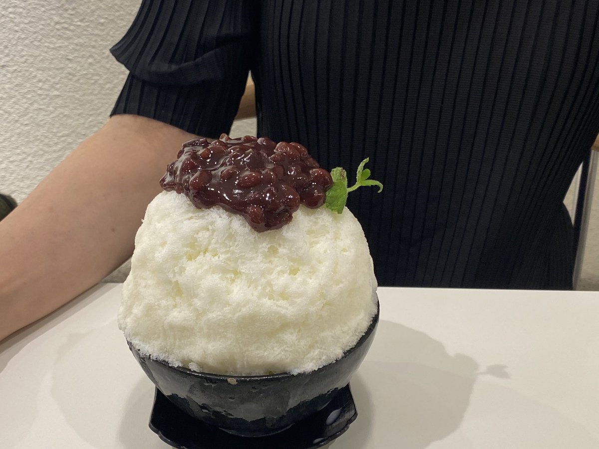 올 여름 첫 빙수
양 많은지 모르고 일인 1빙수 시켰다가 너무 양이 많아서 좀 남겼다.