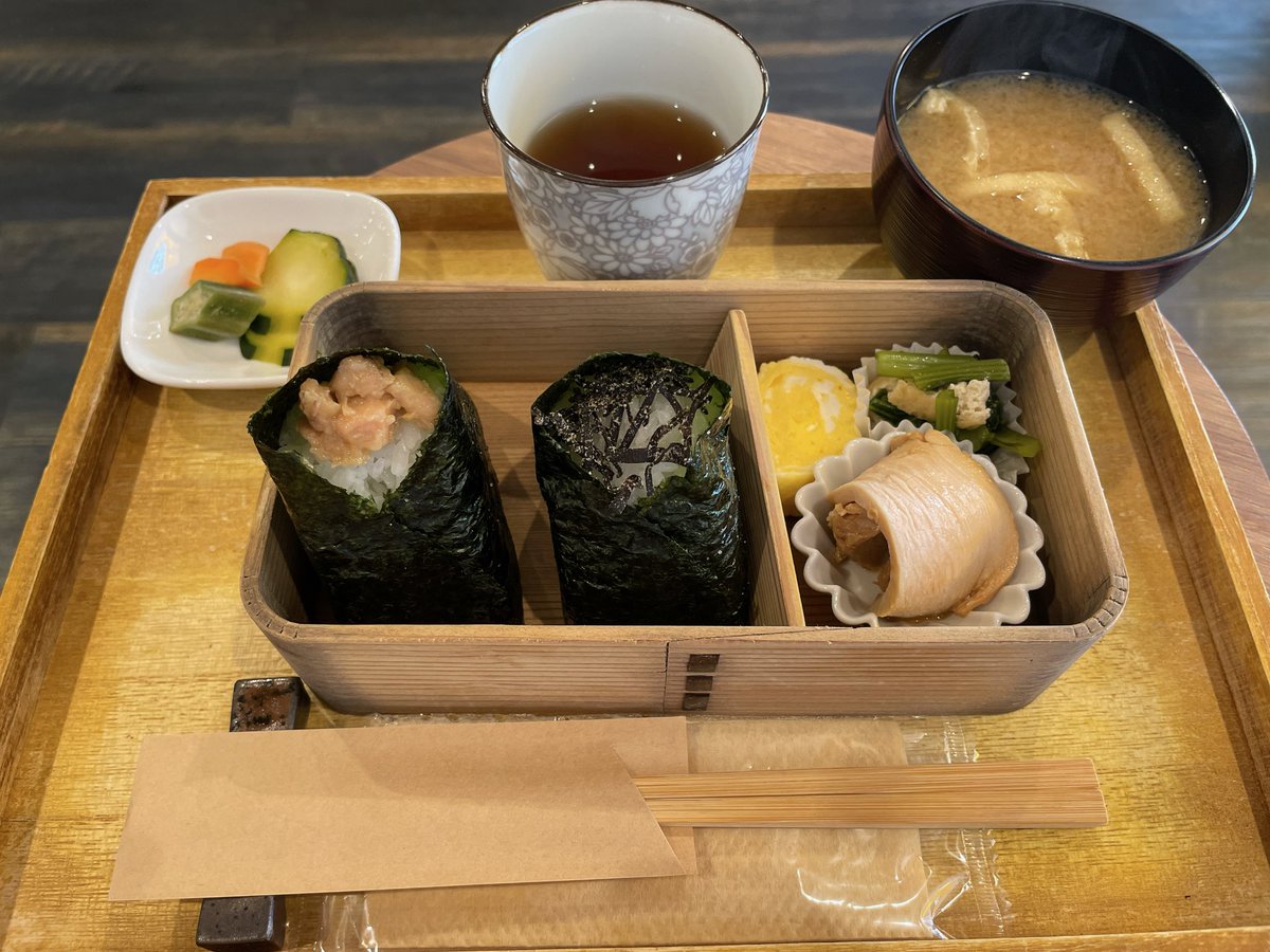 lunaluonto's tweet photo. 暑すぎて食欲なくなってくるけど
美味しいものはちゃんとお腹にはいる
おむすびがふんわり握られていて
口の中でほわっとほどけていくの

おむすびセット770円
おむすびは具材を2種類選べて
鶏そぼろと塩昆布をチョイス

お漬物も最高に美味しかった♡

#おむすびぎゅっぎゅ
#西鉄二日市 https://t.co/ALW6QbnHe0