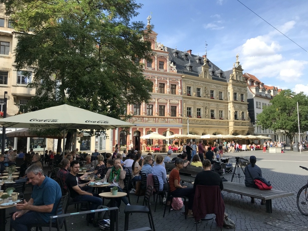 Heathercowper's tweet photo. 🇩🇪 Take a seat in the cafe to admire the buildings around Fish market square in Erfurt - Read more about all the fun things to do in Erfurt #Thuringia #Germany
👉https://t.co/tdAbBzxfgA

@CulturalGermany @thueringen_ttg #CulturalHeartofGermany #VisitThuringia #VisitGermany https://t.co/3qQhrF0vip