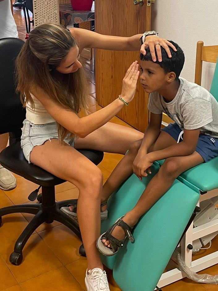 Acabamos de revisar la vista de niños procedentes de un campo de refugiados en el Sáhara, acogidos por  la asociación Vacaciones en Paz en Vilanova i la Geltrú. Detectamos a una niña con estrabismo congénito y a un niño con tracoma. Serán atendidos en Hospital Sant Joan de Déu.💙