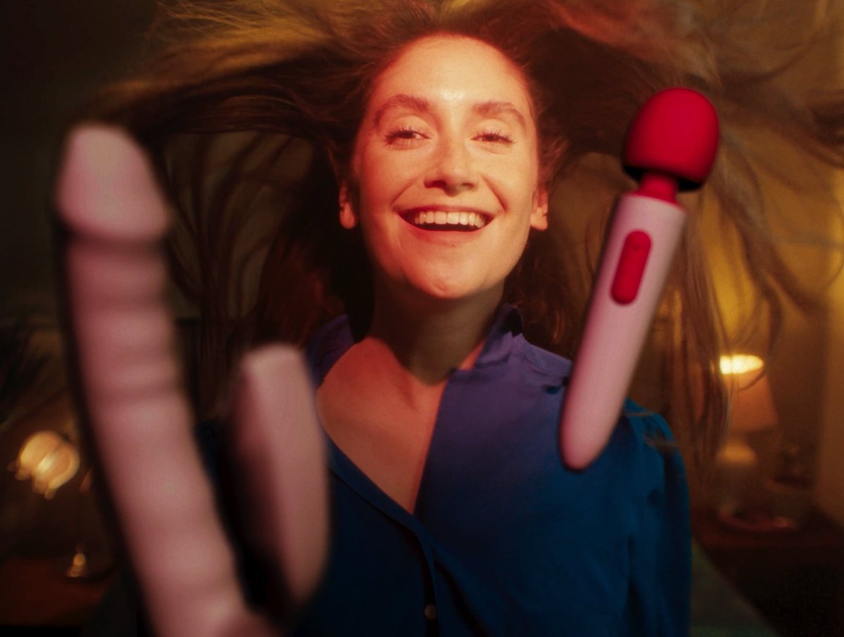 . <a href="/BigHunterAllen/">Hunter Allen</a> explains the key role lighting &amp; suggestive motifs played in bridging the advertising &amp; naturalistic worlds of 'Roger' a comedy short which sees a woman get more than she bargained for when she orders a state of the art sex toy
directorsnotes.com/2024/07/22/hun… #premiere