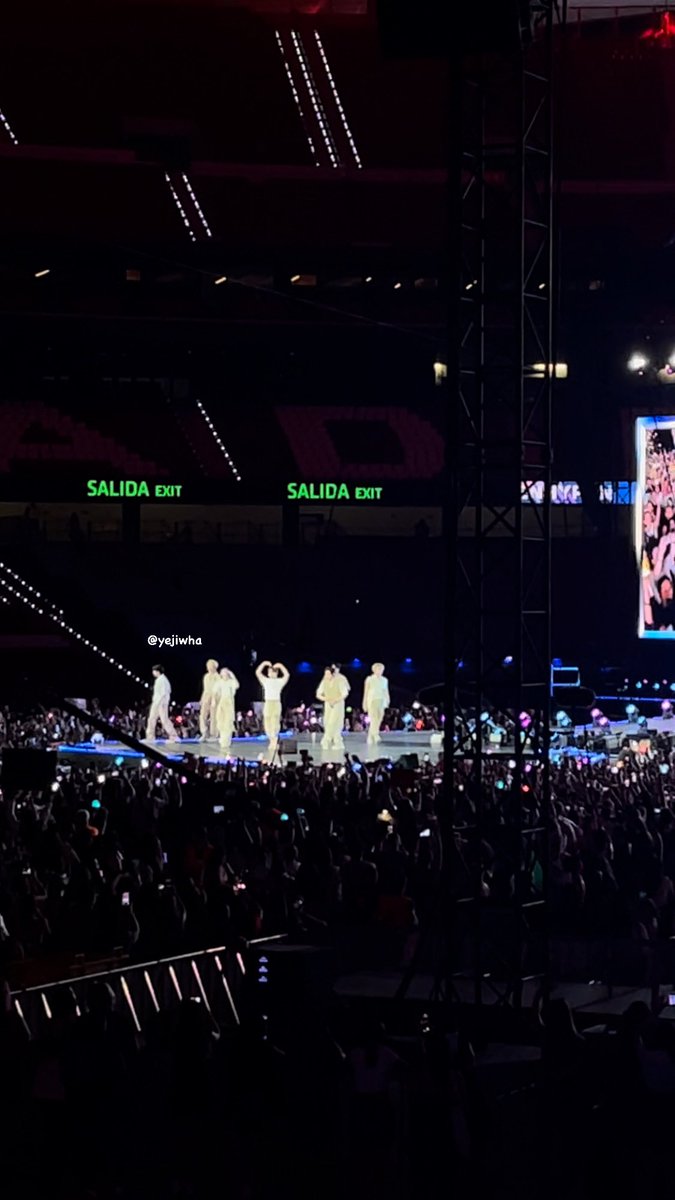 yejiwha's tweet photo. 1 AÑO DEL KPOP LUX, EL MEJOR DÍA DE MI VIDA #klux #kpoplux #kpop https://t.co/2I3hF4YE1f