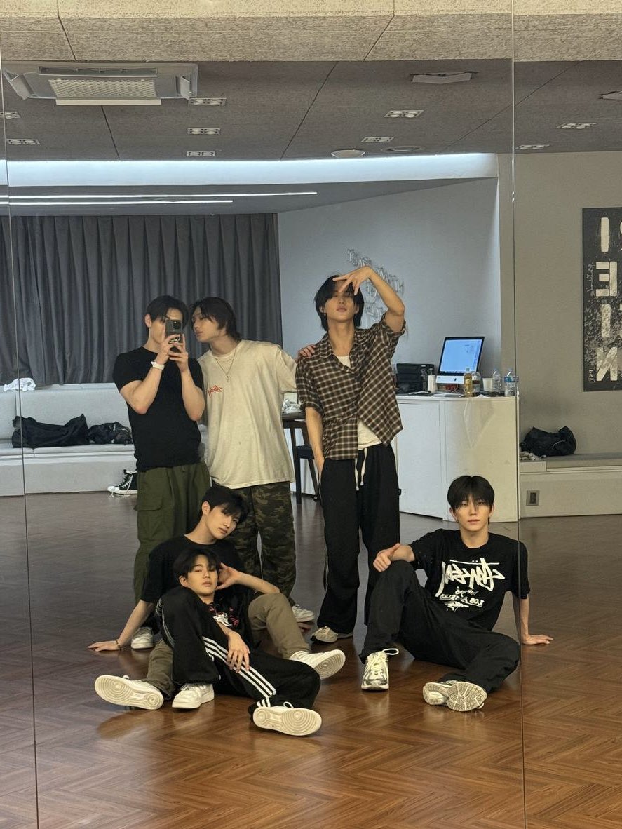 TNX_twt's tweet photo. 오늘도 열심히 연습중🥰🐛🥕🥕🥕🥕🥕🥕🥕🥕🥕🥕🥕

#THENEWSIX #TNX #더뉴식스
#우경준 #KYUNGJUN https://t.co/8G5nCP1E9u
