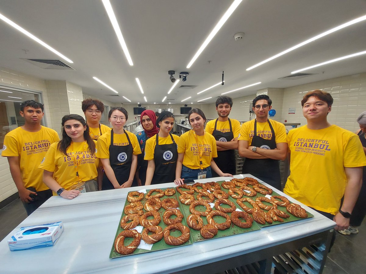 Our Delightfullers baked delicious simits with the traditional recepie in The Taste of Istanbul and Anatolinan Food Culture Course. Delightful Istanbul offers 10 specially designed credit bearing courses delivered by renowened proffessors in their field.  <a href="/drmaydin/">Prof. Dr. Mustafa AYDIN</a>  <a href="/IAUKampus/">İstanbul Aydın Üniversitesi</a>