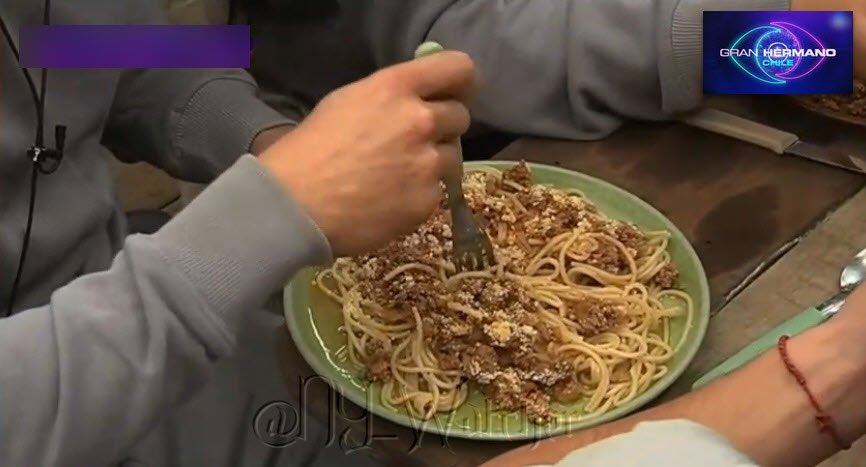 bvdconss's tweet photo. esta es la comida promedio del sótano, enserio me estas diciendo que comen mal? hubieran visto lo que cocinaba ruben con poco presupuesto💀, cuicos culiaos vayanse me tienen harta 
#GranHermanoChile #GHChile #GranhermanoCHV https://t.co/eyQlzONBiS