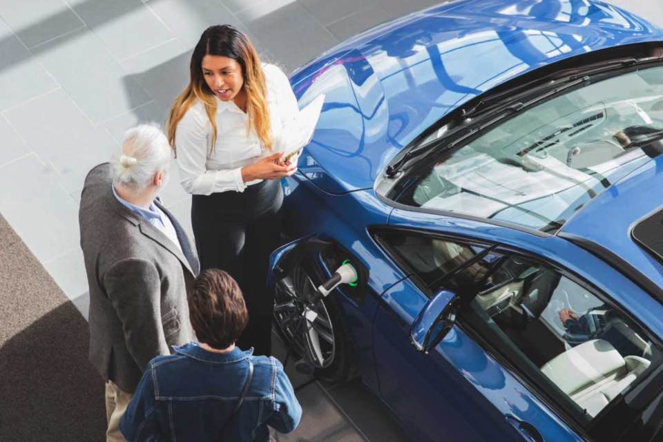 De verkoop van elektrische auto’s en plug-in hybrides stagneert in Europa. Volgens cijfers van de ACEA daalde het marktaandeel van EV’s en zag de verkoop van PHEV’s een flinke dip. knac.nl/marktaandeel-e…