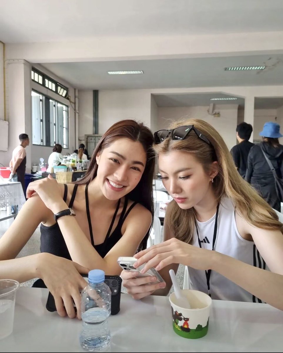 因为邝玲玲 黏黏糊糊的泰语也不难听了
泰百剧终于有我磕得下的颜值了🥹  
#我们的秘密 #les #女同