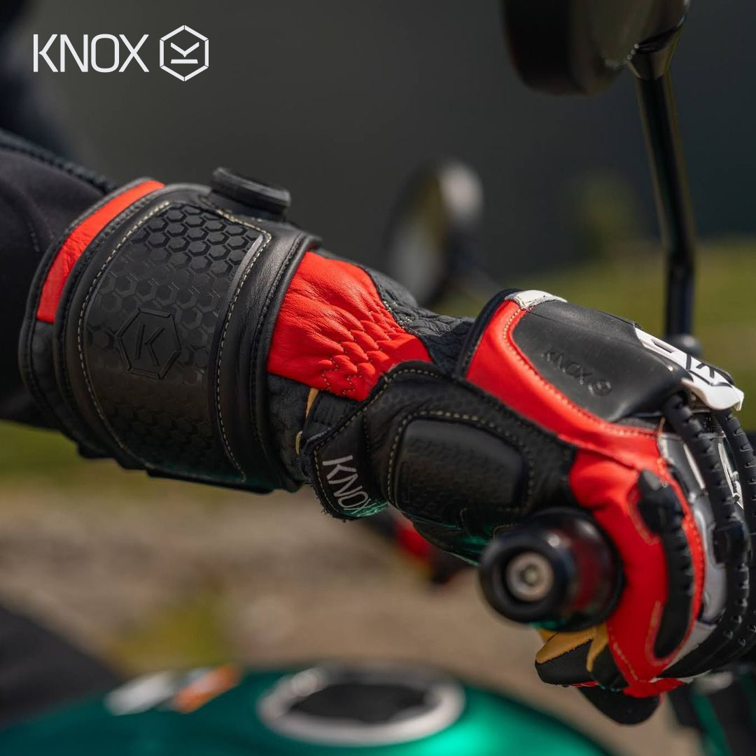 motomax's tweet image. Eldivende çığır açan Knox Handroid'i bir kez kullanan vazgeçemiyor. BOA kapatma sistemi, exo iskelet parmaklar, SPS koruma sistemi ve çok daha fazlasıyla bir motosiklet eldiveninden çok daha fazlası...⁠
⁠
motomax.com.tr⁠
⁠
#motomax #trustinknox #knoxarmour
