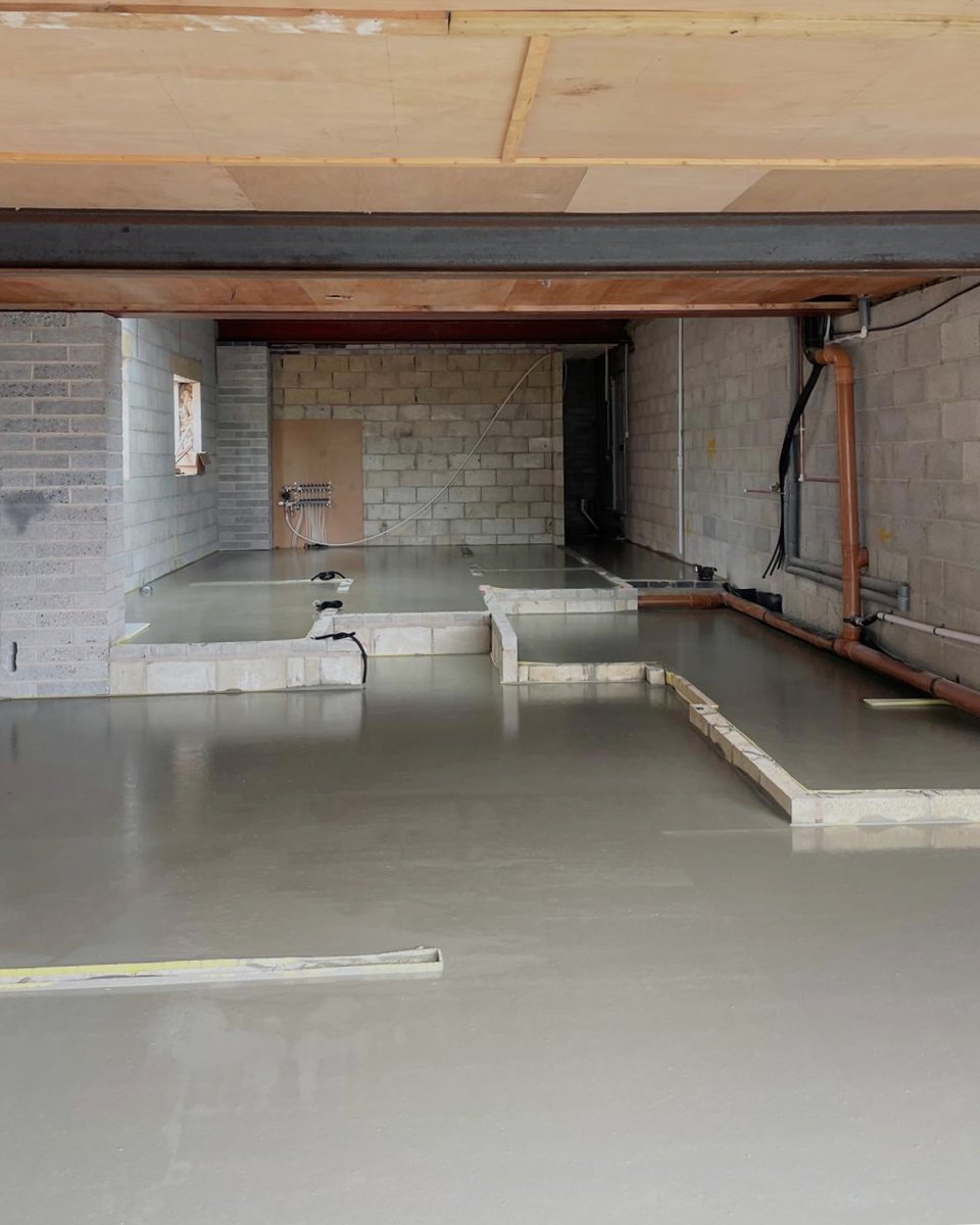 BestmixConcrete's tweet photo. Starting off the week right; the team here at #BestmixConcrete are looking back at one of our jobs from last week. 📆⬅️👷
On-site, our crew were layed our #Bestflow Screed over the installed underfloor heating system throughout the property🔥🚧
https://t.co/jFGkf1NzEd https://t.co/ZE8jPtdW67