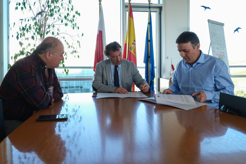 cantabriaes's tweet photo. ➡️@cantabriaes aporta 1,4 millones de euros a la Red Cántabra de Desarrollo Rural para #Naturea Cantabria
➡️El consejero Pablo Palencia y el presidente de la Red firman el convenio de colaboración para 2024, con 50 personas trabajadoras
👉https://t.co/KvE1WTiP3h https://t.co/zF9VBg6siN