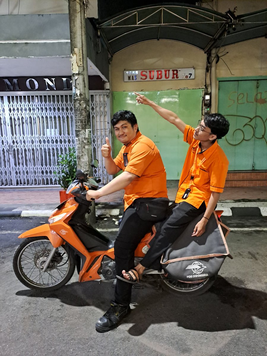 posind_kcpslipi's tweet photo. Wujud Kamen Rider / O-range Rider Kalian di malam hari yahk. Pak Pos, tapi kalo lagi bebas Dinas yah Bergaya dulu gpp kan? 

*Disclaimer sedang photo ria situasi aman Kondusif di tengah malam dan ridak berkendara

#PakPos
#posindonesia
#santaidulunapadah https://t.co/Oc09fFS7us