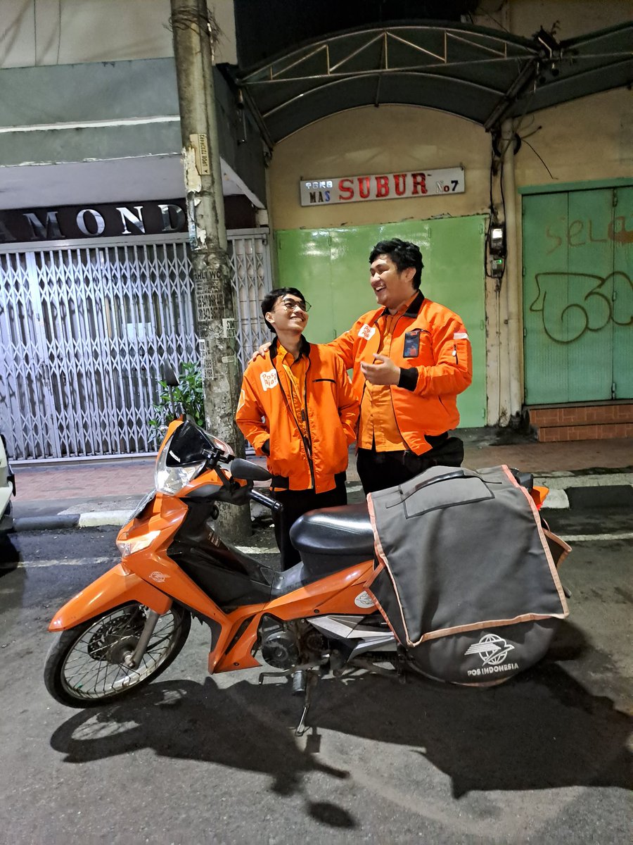 posind_kcpslipi's tweet photo. Wujud Kamen Rider / O-range Rider Kalian di malam hari yahk. Pak Pos, tapi kalo lagi bebas Dinas yah Bergaya dulu gpp kan? 

*Disclaimer sedang photo ria situasi aman Kondusif di tengah malam dan ridak berkendara

#PakPos
#posindonesia
#santaidulunapadah https://t.co/Oc09fFS7us