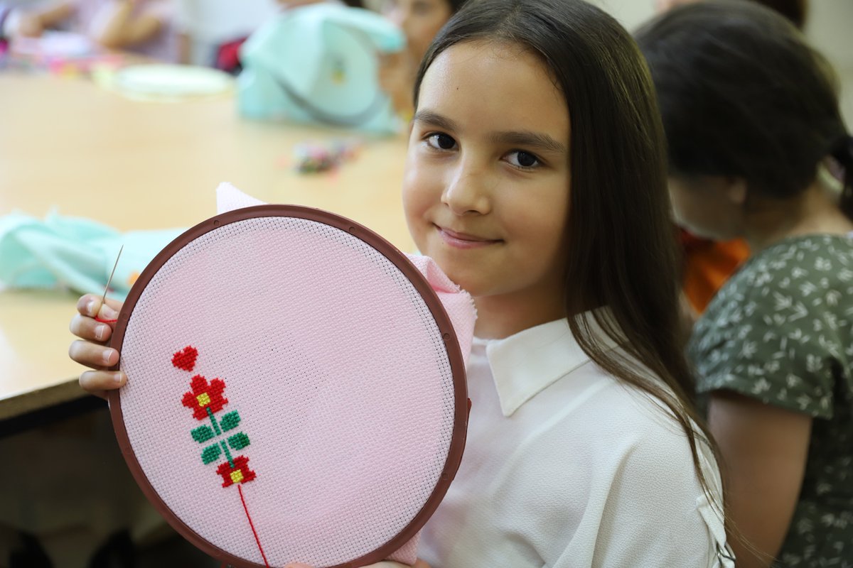 komekkonya's tweet photo. Selçuklu ASEM'in Etamin kursunda gençler, el becerilerini geliştirirken özgün desenli tasarımlar yapıyor!
Renkli ipliklerle ve sabırla işlenen bu eserler, büyük beğeni topluyor. 🧵✨ #GençKOMEK #Etamin #SelçukluASEM #KOMEKKonya https://t.co/86f6Rvfu9g