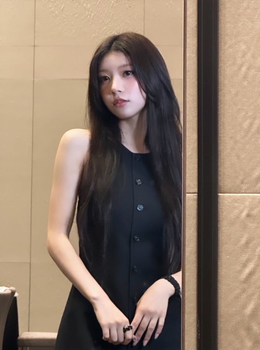 Moka with the night version, tips are so sweet and look elegant with her black dress and straight hair. She looks in the mirror like an elegant princess. Girls in black dresses will be much prettier and look hot. 🖤