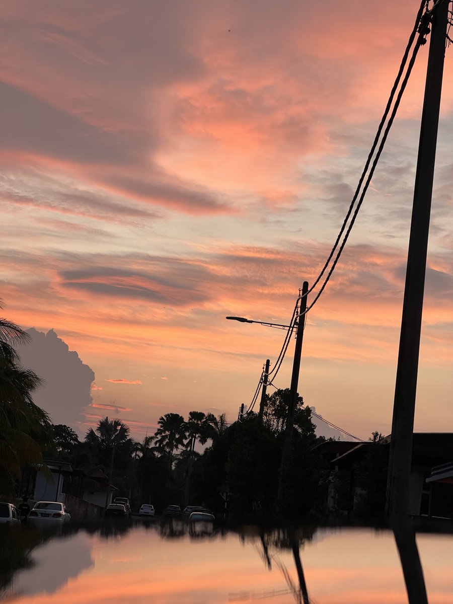 amjarss's tweet photo. sunset lepas hujan terlalu emosi 😭 https://t.co/uZ4RoWI6UV
