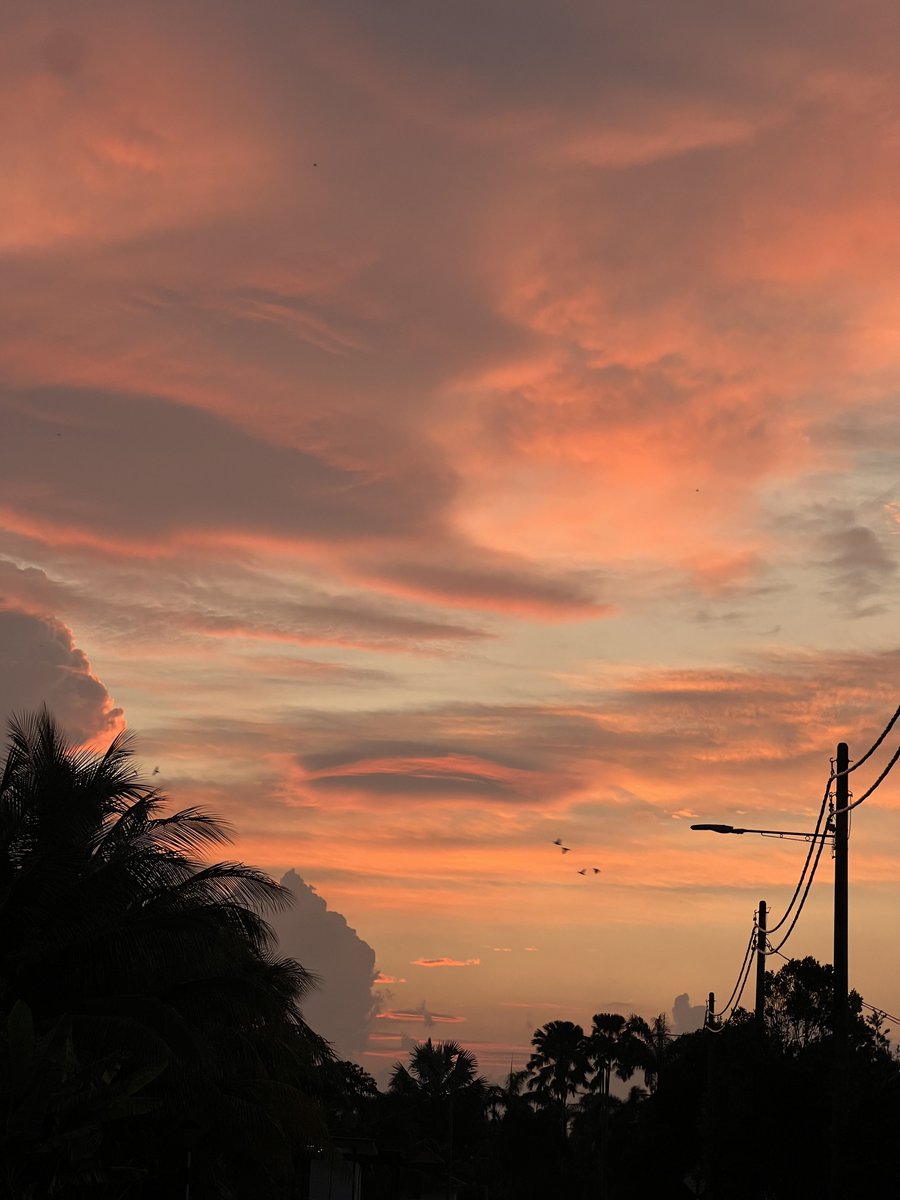 amjarss's tweet photo. sunset lepas hujan terlalu emosi 😭 https://t.co/uZ4RoWI6UV