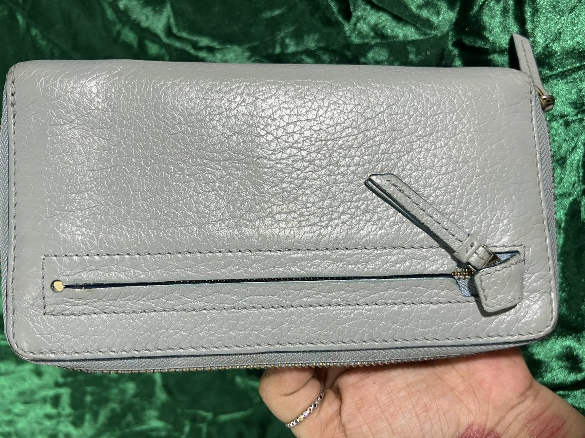 JoyGee925's tweet photo. ฟ้าอ่อนนน อ่อนมาก 🩵 ส่งต่อ 700฿ 
#ส่งต่อ #toryburch 
#กระเป๋าแบรนด์เนม หนังนุ่มๆ
ตำหนิตามภาพ https://t.co/Hy1QzvGRgg