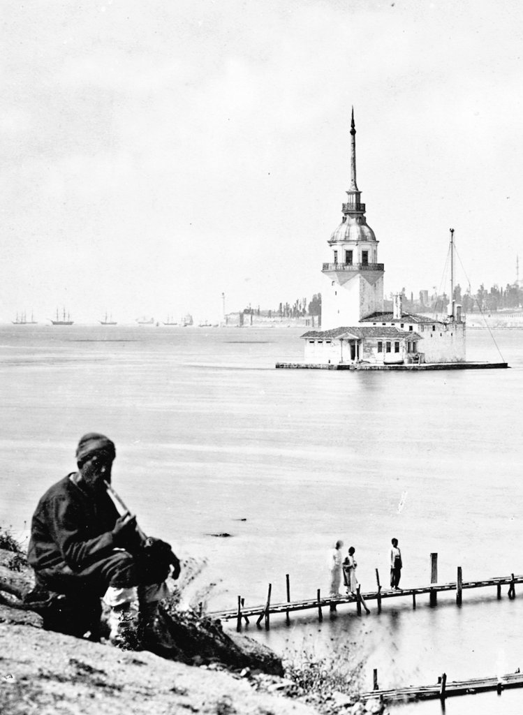 Bir Kız Kulesi efsanesine göre, bir falcı kızının öleceğini söyleyince kral onu kuleye kapatır. Ancak, kuleye gizlice getirilen sepetten çıkan yılan prensesi sokarak öldürür.
Efsanenin ana fikri: kaderden kaçılmaz.