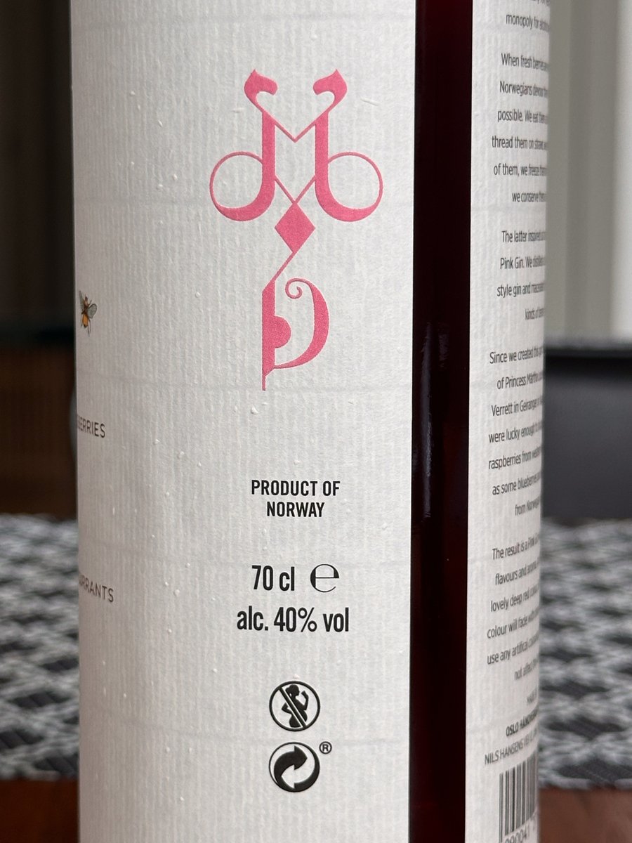 Til info: Den statsautoriserte sladden på bryllupsginen til Märtha Louise og Durek lar seg fjerne med en føhner og en pinsett. Bryllupsfesten (og monogrammet) er reddet.