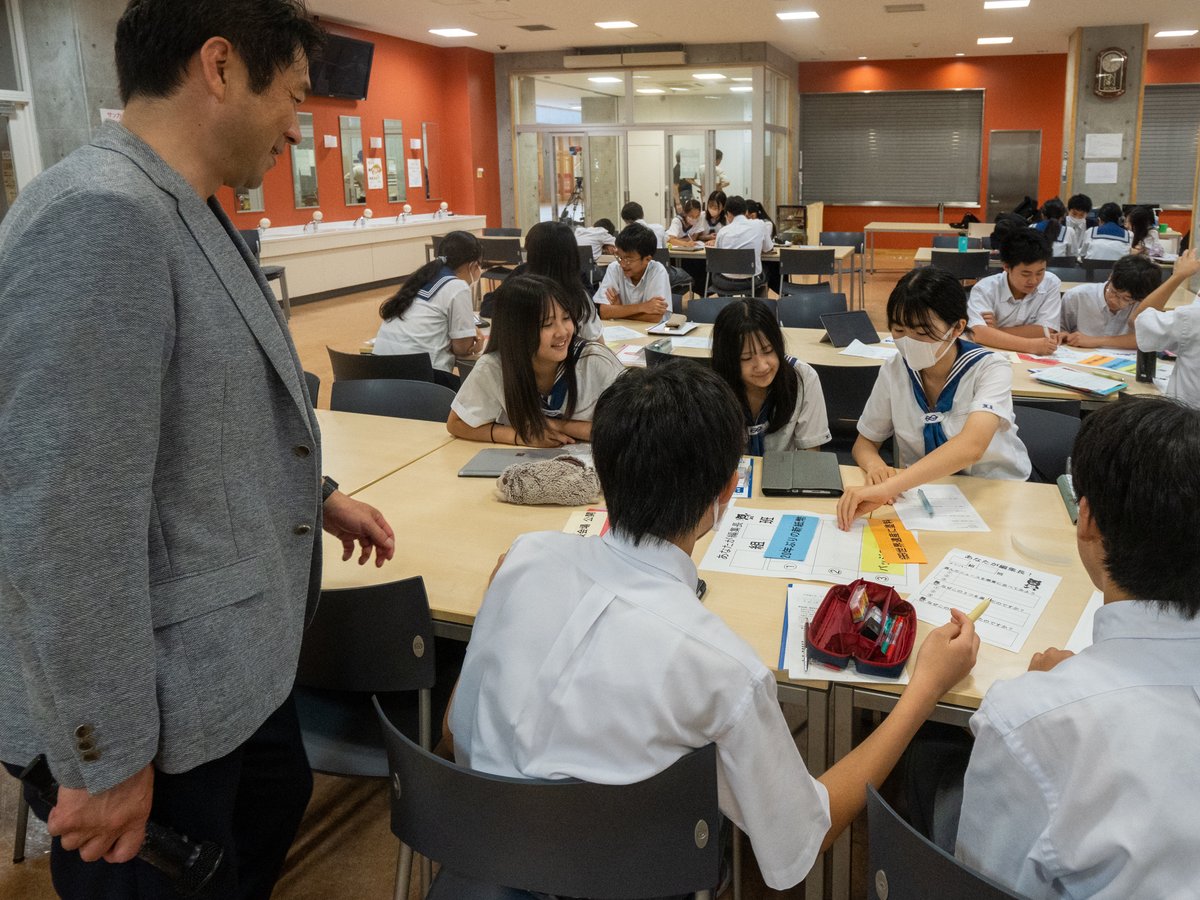 TBS_CSR's tweet image. 猛暑の中、放送局について体験を通じて学ぶ「#出前授業」は各地の学校を巡り、18日は、神奈川県の森村学園中等部へ。放送の表現やニュースの価値を学び、ニュース番組作りの挑戦。進行役の #佐藤文康 アナは、「毎日が新鮮。放送の仕事の楽しさです」と語りかけました。#CSR