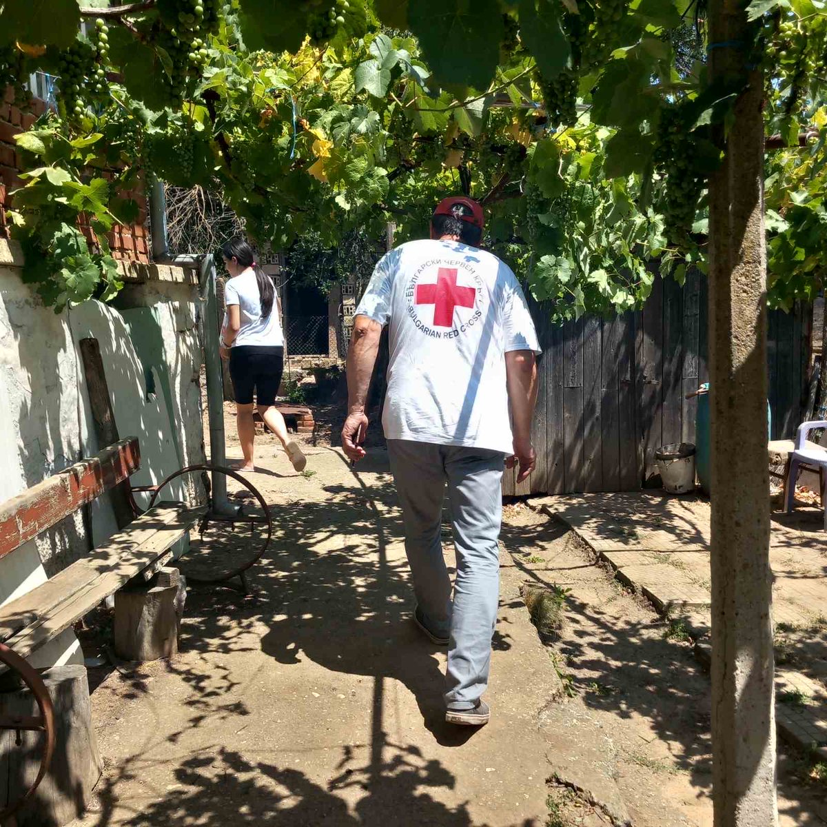 IFRC_Europe's tweet photo. Teams from @BGRedCross are providing psychological first aid and distributing water, food and supplies to households impacted by fires in Bulgaria. This includes 50 kitchen sets and 100 bed linen sets.

A national fundraising campaign has been launched to support those impacted. https://t.co/r2zWafeoDJ