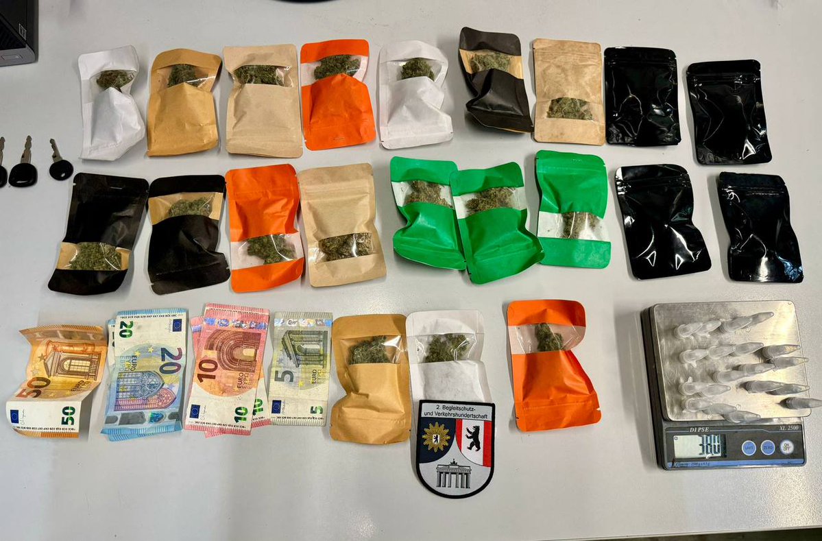 polizeiberlin's tweet photo. Drogen dabei haben - keine gute Idee.
Dann noch das Interesse unserer #BVHu auf sich ziehen, weil man keinen Helm trägt, wenn man einen Motorroller fährt - eine noch schlechtere Idee.
#Beschlagnahme
#Anzeigeistraus
^tsm https://t.co/z2pdQipolk