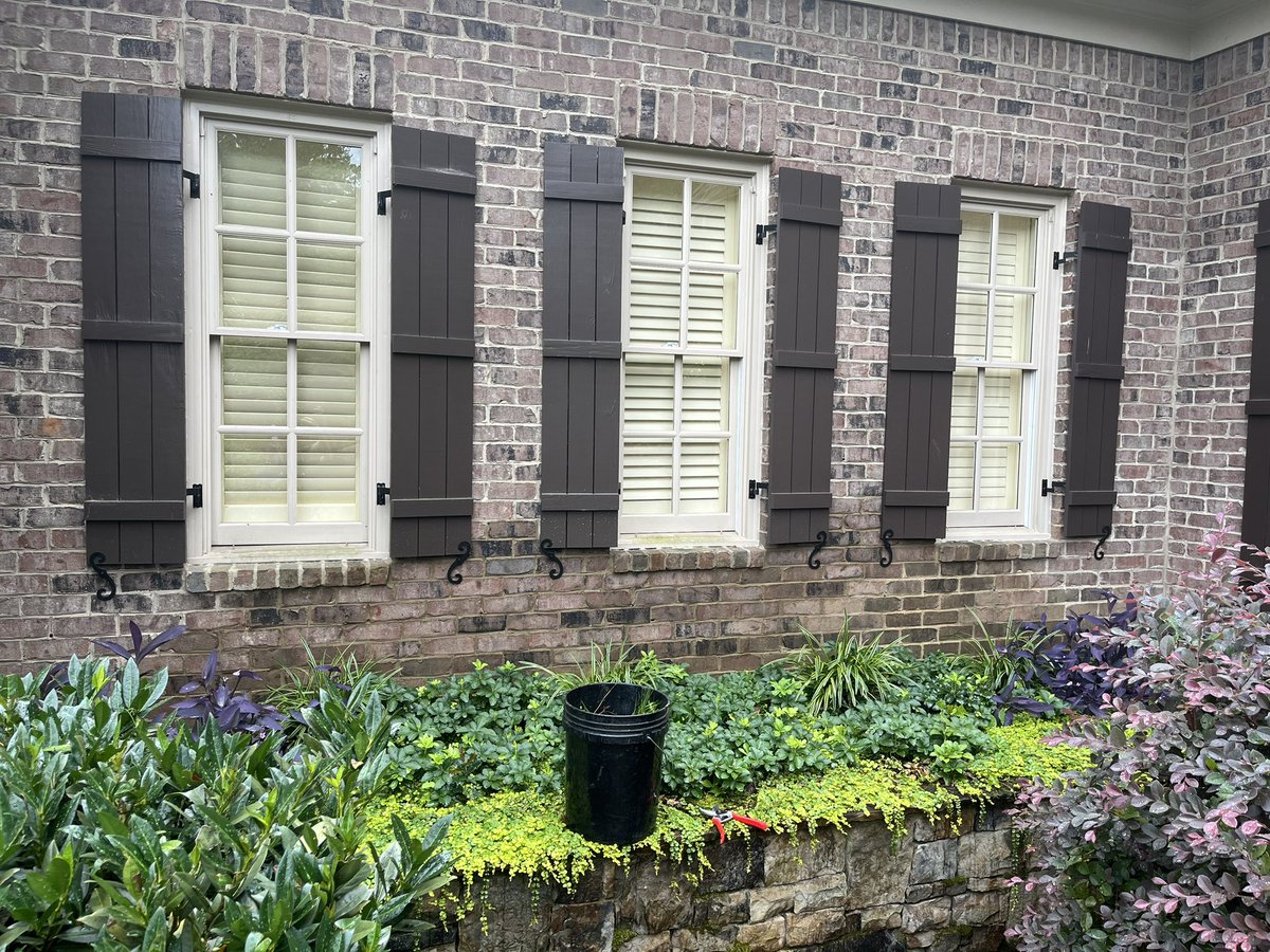 reaganhines's tweet photo. Weed Pulling ✅ 
Perennial Dead Heading ✅ 
Attention to Detail ✅

Landscape Maintenance at @LakewoodGa is more than just “mow, blow, and go” 😎

@FELCO_tools https://t.co/Ko4pSyqA7k