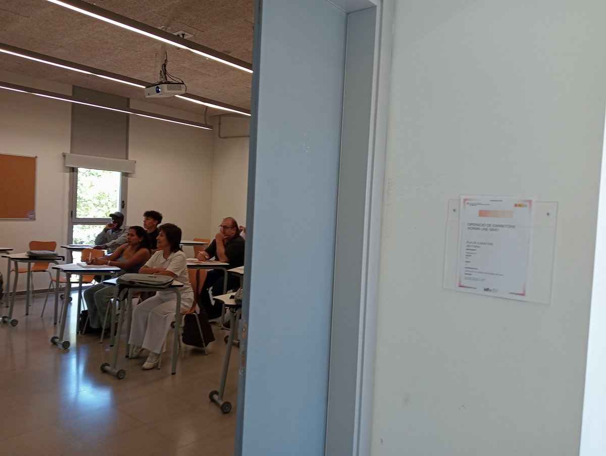 IDFOGirona's tweet photo. Aquest matí a #Figueres hem iniciat el curs de #carretons elevadors amb la formació #teòrica, i a la tarda continuem amb més formacions subvencionades per @fpo_continua. Estigueu atents i us mantenim informats! https://t.co/1wBOwmgGBb