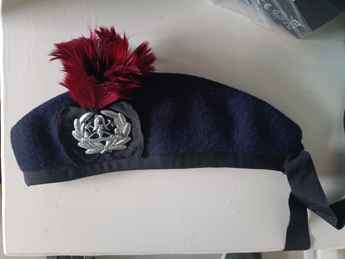 DubFireBrigade's tweet photo. 1/2 Can you help?

Recently, a member of @DFBPipeBand had their car broken in to in the #Portmarnock area.

Some items of sentimental value were taken.

Dublin Fire Brigade belt, glengarry hat, sporren, and a pair of Doc Marten shoes. https://t.co/AD4swN5mLA