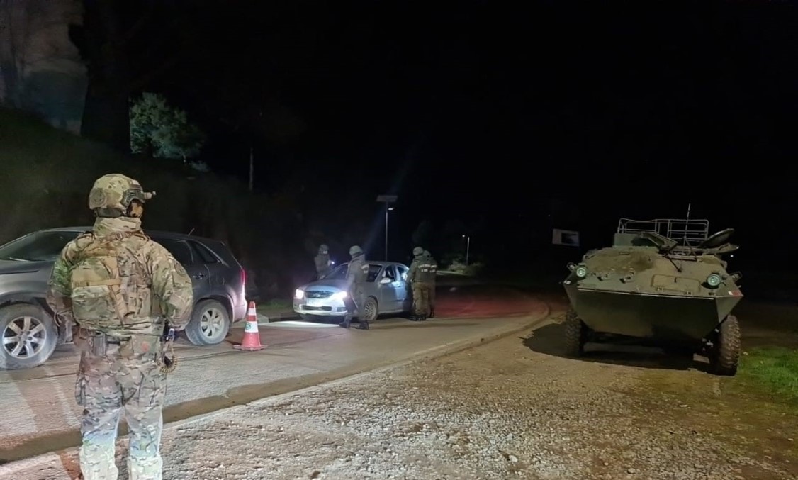 •La @jdnaraucania, incrementa la seguridad, mediante controles y patrullajes nocturnos, en diferentes sectores de la región. <a href="/Ejercito_Chile/">Ejército de Chile</a> <a href="/EmcoChile/">Estado Mayor Conjunto</a> <a href="/DTucapel/">DESTACAMENTO DE MONTAÑA N.°8 "TUCAPEL"</a>
