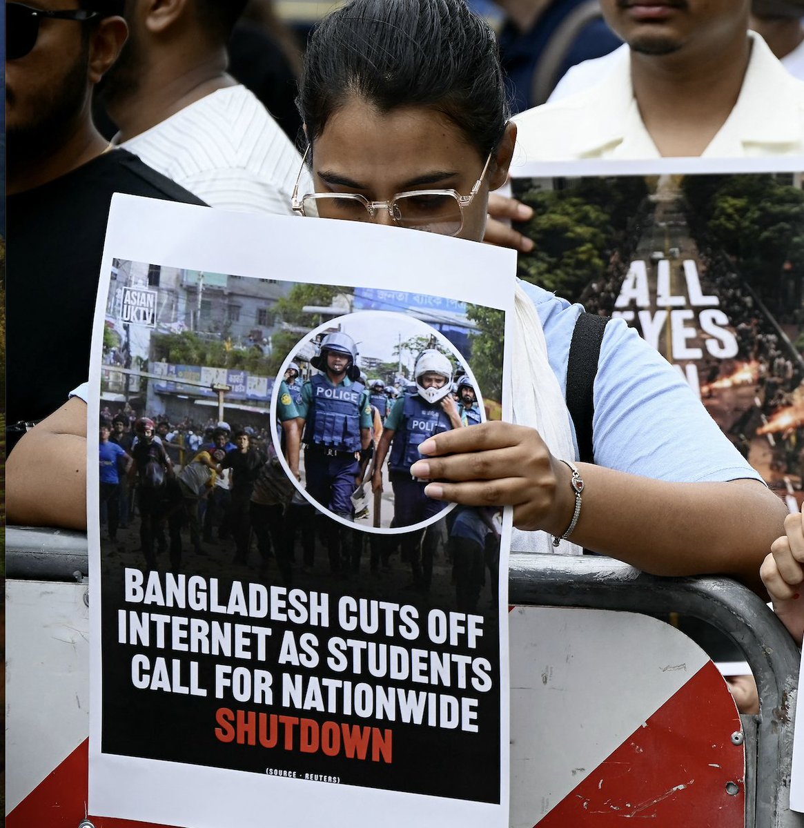 #Bangladesh: we're 4 days into the gvt's shutdown on internet and mobile datas service. This is a dramatic violation of the right to information and a major obstacle for journalists trying to cover the violent protests. RSF demands the gvt end the blackout immediately.