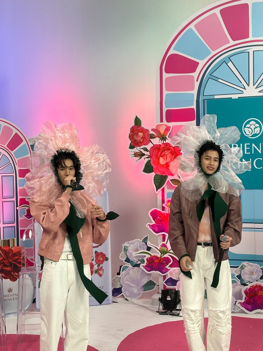 OP_Socials's tweet photo. และนี่คือโชว์สุดพิเศษที่น่ารักที่สุดในโลก

#OPFloranistaXPondPhuwin https://t.co/CwV8LplrqF